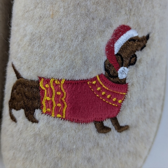 Kooba Dachshund Christmas Sleigh Slippers Embroidered Faux Fur Felt L (8-9) NWT - Picture 4 of 14
